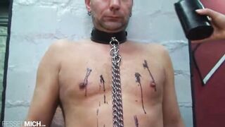 CBT Hodenfolter mit Hodenpranger im Käfig gefesselt ausgepeitscht