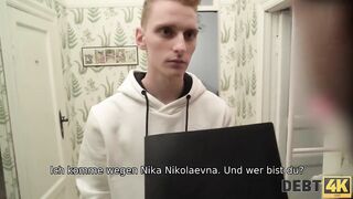 DEBT4k. women hat kein Geld zum Einkaufen. Warum gibt es