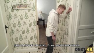 DEBT4k. women hat kein Geld zum Einkaufen. Warum gibt es