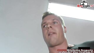 Deutsche Lehrerin zeigt Schülern anal und macht gang bang!