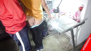 Hijastra mira sexo lésbico en pornhub, llega el padrastro, la