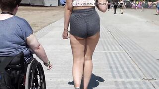 Una rubia mega nalgona en bikini