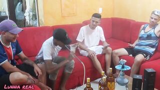 Meu Marido Foi Corno Enquanto Estava Na Sala Com Os Amigos (COMPLETO