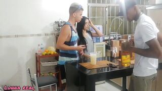 Meu Marido Foi Corno Enquanto Estava Na Sala Com Os Amigos (COMPLETO