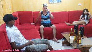 Meu Marido Foi Corno Enquanto Estava Na Sala Com Os Amigos (COMPLETO