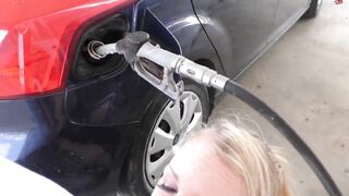 Kiki wird an der Tanke gefickt