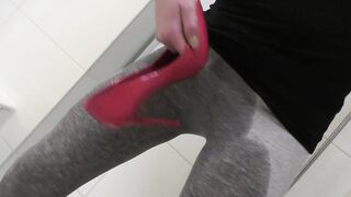 Peeing on my Booty inside Leggins and Toes next I