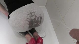 Peeing on my Booty inside Leggins and Toes next I