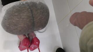 Peeing on my Booty inside Leggins and Toes next I