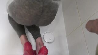 Peeing on my Booty inside Leggins and Toes next I
