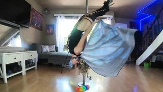 Pole Dancing cougar Goddess Teases the Neighbor while Seducing you