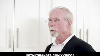 sexy Hot Sofie Reyez Doesn't Mind Grandpa Peeping On Her