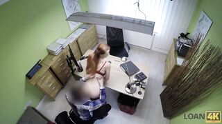 LOAN4K. Rousse a des relations sexuelles spontanées au bureau avec