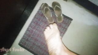Good chick Washes her Crazy Toes into the Sink under