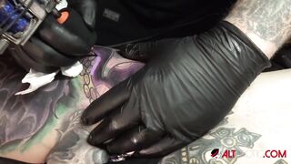 Marie Bossette Gets a Painful Tattoo on her Leg