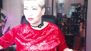 Older cam whore literally tears her butt into a homemade