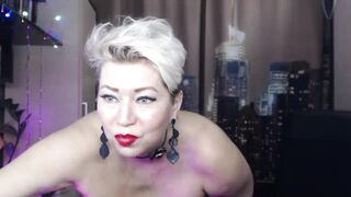 Older cam whore literally tears her butt into a homemade