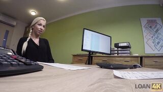 LOAN4K. Kluges junges Küken kommt mit rasierter Muschi zum Kreditbüro