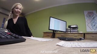 LOAN4K. Kluges junges Küken kommt mit rasierter Muschi zum Kreditbüro