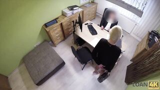 LOAN4K. Kluges junges Küken kommt mit rasierter Muschi zum Kreditbüro