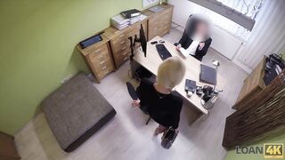 LOAN4K. Kluges junges Küken kommt mit rasierter Muschi zum Kreditbüro