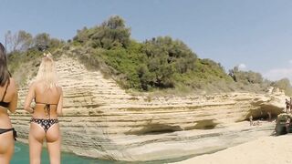 Hermosas nenas divirtiendose en la playa