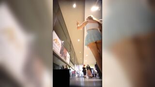 Upskirt a sabrosa y fresa nena nalgona