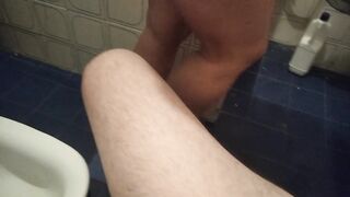 Entro into Bagno Mentre Si Masturba E....