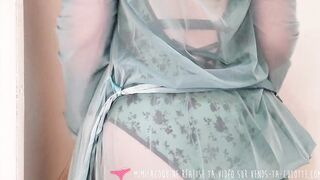 Vends-ta-culotte - French Big Tit mom Plays with her Melons