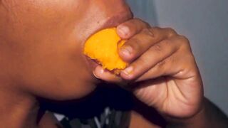 Hottie mouth black having fun with a mango