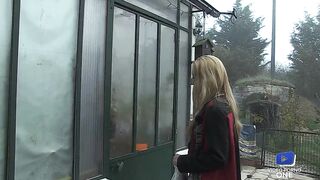 Mya et Louise s'amusent quand deux pervers arrivent pour les