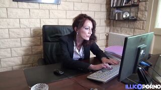 Lyna, cougar nymphomane, use de son autorité pour avoir une