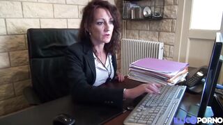 Lyna, cougar nymphomane, use de son autorité pour avoir une