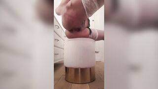 Bella tettona italiana si infila un dito nel culetto stretto
