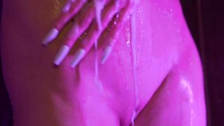 bimbos Gently Washes her Bald Snatch into the Shower