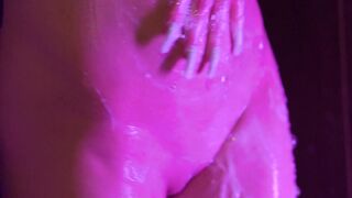 bimbos Gently Washes her Bald Snatch into the Shower