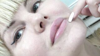 A BB with Voluptuous Face Shows her Sweet Snatch Close up