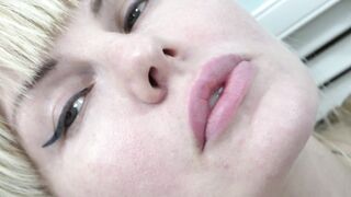 A BB with Voluptuous Face Shows her Sweet Snatch Close up