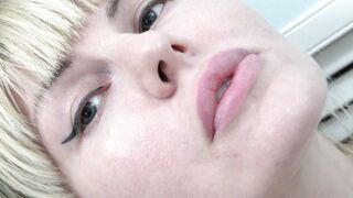 A BB with Voluptuous Face Shows her Sweet Snatch Close up