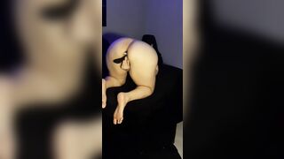 Muevo El Culito Con Plug Anal y Vibrador, Después De Fumar Weed,
