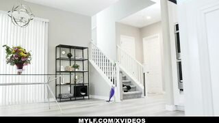 Ebony Milf September Reign Uses Repairman To Fix Her