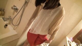 美しい若妻を便器に座らせ大人のおもちゃで犯す、突き出したケツがぷりぷり
