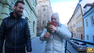 HUNT4K. Cuck beobachtet gehorsam, wie der reiche Jäger seine luxuriöse