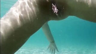 Vulgar Amateur Ex-Wife Underwater Snatch Play