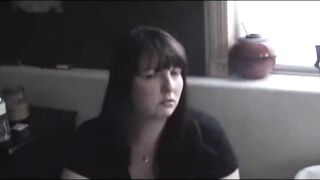 Su madre lo obliga a embarazar a su hermanita