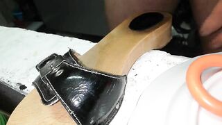 Schuhe besamen. Ich fick die Pantolletten.