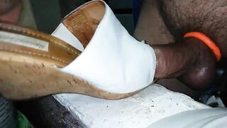 Schuhe besamen. Ich fick die Pantolletten.