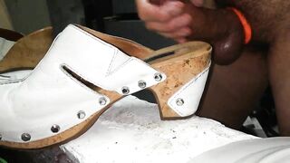 Schuhe besamen. Ich fick die Pantolletten.