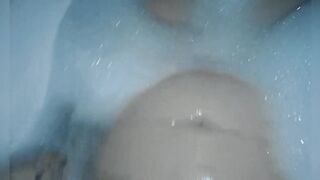 Having Fun with my Vagina inside a Bubbly Hot Tub