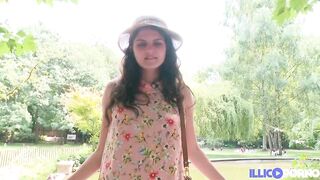 Francesca, jeune et jolie bourgeoise, offre son petit cul